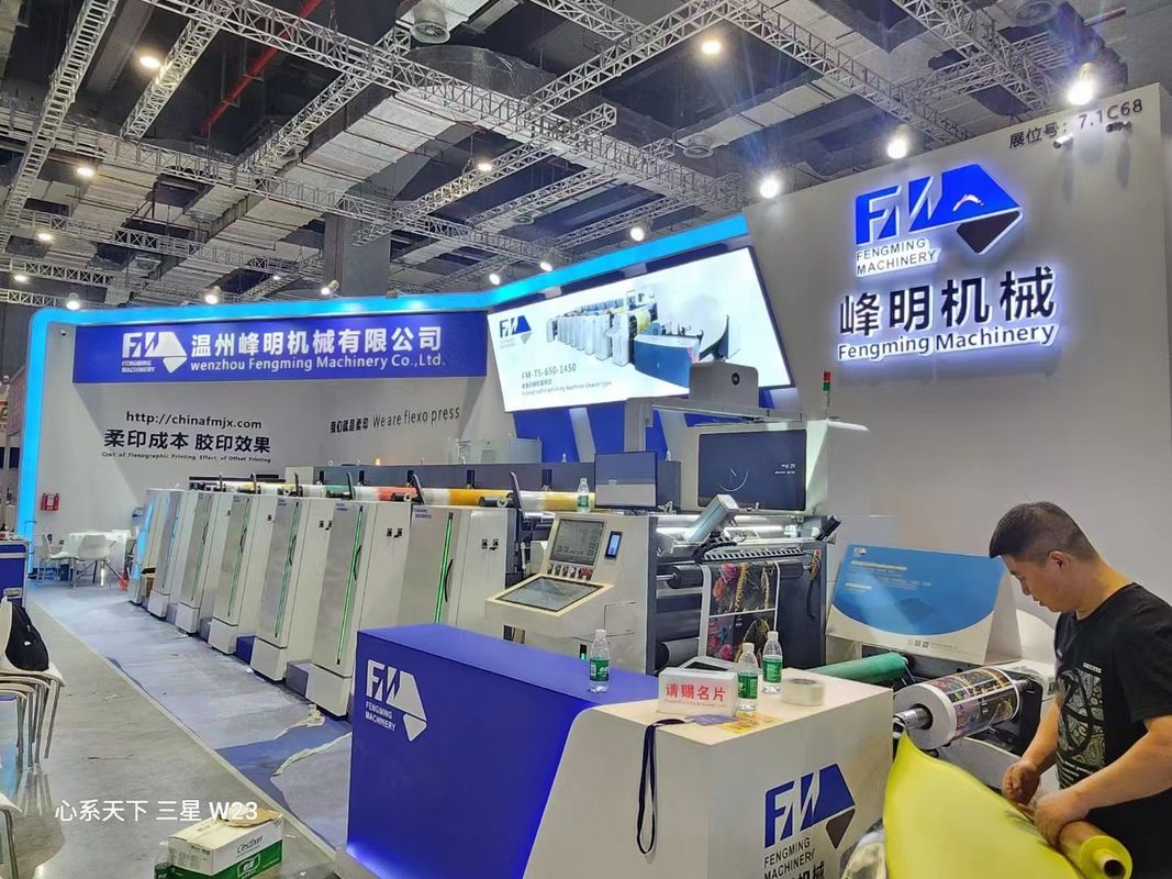 طباعة العلامات اللاصقة من الدرجة الأولى مع آلة طباعة Flexo من نوع الأكمام