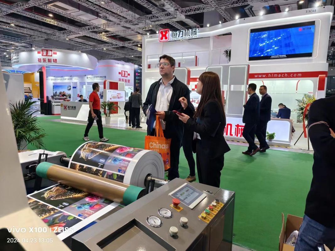 طباعة العلامات اللاصقة من الدرجة الأولى مع آلة طباعة Flexo من نوع الأكمام