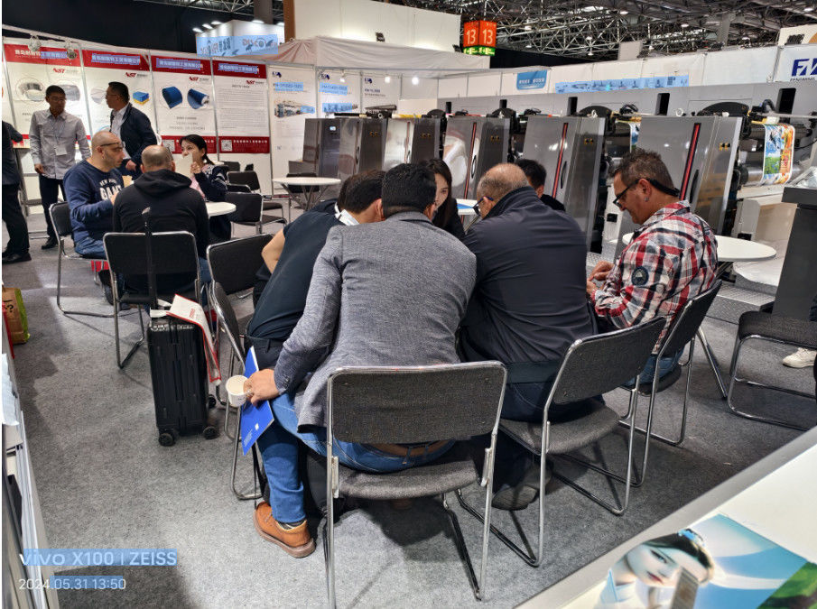 آلة الطباعة المرنة ذات الغطاء المتحكم بها بواسطة PLC مع عرض الطباعة القصوى 1000 ملم